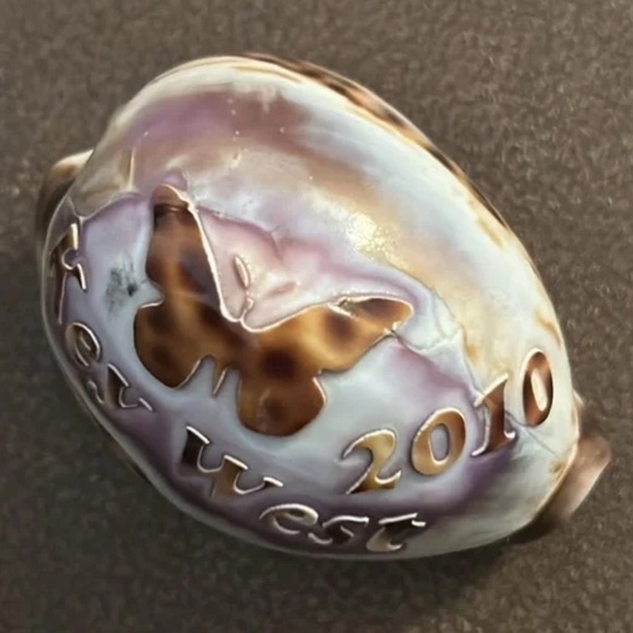 “Key West 2010” engraved sea shell - Picture 2 of 12